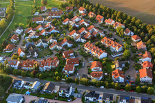 Vue aérienne de Ng aux toits rouges entre Heppenheimer Straße et Odenwaldallee à Lorsch dans le département Hesse, Allemagne