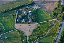 Vue aérienne de Ensemble de bâtiments de musée laboratoire en plein air Lauresham à Lorsch dans le département Hesse, Allemagne