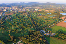 Vue oblique de La ligne de chemin de fer traverse le terrain de golf du Golf-Club Bensheim eV à Bensheim dans le département Hesse, Allemagne