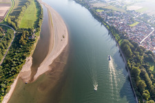 Vue aérienne de Banc de sable au bord du Rhin avec bateau de plaisance à le quartier Rheindürkheim in Worms dans le département Rhénanie-Palatinat, Allemagne