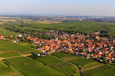 Photographie aérienne de Vue du village entre les vignes depuis le nord à Bechtheim dans le département Rhénanie-Palatinat, Allemagne