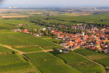 Vue oblique de Vue du village entre les vignes depuis le nord à Bechtheim dans le département Rhénanie-Palatinat, Allemagne