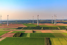 Vue aérienne de Parc éolien Hochborn-Gau-Heppenheim au nord de Bechtheim à le quartier Heßloch in Dittelsheim-Heßloch dans le département Rhénanie-Palatinat, Allemagne