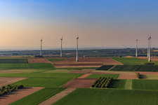 Photographie aérienne de Parc éolien Hochborn-Gau-Heppenheim au nord de Bechtheim à le quartier Heßloch in Dittelsheim-Heßloch dans le département Rhénanie-Palatinat, Allemagne