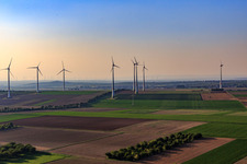 Parc éolien Hochborn-Gau-Heppenheim au nord de Bechtheim à le quartier Heßloch in Dittelsheim-Heßloch dans le département Rhénanie-Palatinat, Allemagne d'en haut