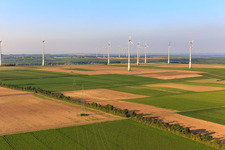 Vue aérienne de Ligne à haute tension vers le parc éolien au nord de Bechtheim à le quartier Heßloch in Dittelsheim-Heßloch dans le département Rhénanie-Palatinat, Allemagne