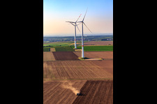 Vue aérienne de Un tracteur laboure devant deux éoliennes du parc éolien au nord de Bechtheim à le quartier Heßloch in Dittelsheim-Heßloch dans le département Rhénanie-Palatinat, Allemagne