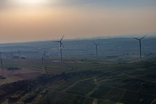 Vue aérienne de Parc éolien à Gau-Heppenheim dans le département Rhénanie-Palatinat, Allemagne