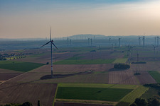 Parc éolien à Gau-Heppenheim dans le département Rhénanie-Palatinat, Allemagne d'en haut