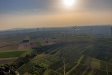 Parc éolien à Gau-Heppenheim dans le département Rhénanie-Palatinat, Allemagne hors des airs