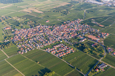Vue aérienne de Vue sur le village à le quartier Nußdorf in Landau in der Pfalz dans le département Rhénanie-Palatinat, Allemagne