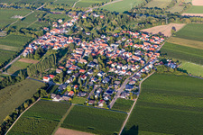 Vue aérienne de Champs agricoles et surfaces utilisables à Knöringen dans le département Rhénanie-Palatinat, Allemagne