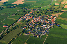 Vue aérienne de Vue du village entre les vignes depuis le sud-ouest sur l'A65 à Knöringen dans le département Rhénanie-Palatinat, Allemagne