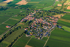 Vue aérienne de Vue du village entre les vignes depuis le sud-ouest sur l'A65 à Knöringen dans le département Rhénanie-Palatinat, Allemagne