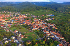 Vue aérienne de Unterdorfstraße avec deux églises à Oberotterbach dans le département Rhénanie-Palatinat, Allemagne