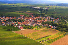 Vue aérienne de Vue du village depuis le sud-ouest à Göcklingen dans le département Rhénanie-Palatinat, Allemagne