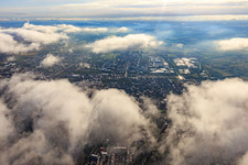 Vue aérienne de Vue de la ville sous les nuages depuis l'ouest à Landau in der Pfalz dans le département Rhénanie-Palatinat, Allemagne