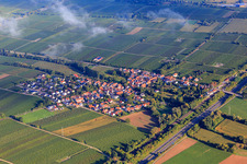 Vue aérienne de Vue du village sur l'A65 depuis le sud-est à Knöringen dans le département Rhénanie-Palatinat, Allemagne