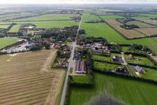 Vue aérienne de Villas de luxe dans un quartier résidentiel d'un lotissement unifamilial du Jutland à Varde dans le département Syddanmark, Danemark