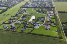 Vue aérienne de Villas de luxe dans un quartier résidentiel d'un lotissement unifamilial du Jutland à Varde dans le département Syddanmark, Danemark