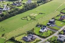 Vue oblique de Villas de luxe dans un quartier résidentiel d'un lotissement unifamilial du Jutland à Varde dans le département Syddanmark, Danemark