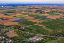 Vue aérienne de Production d'énergie de la centrale géothermique au parc éolien d'Offenbach et à la centrale nucléaire de Philppsburg en arrière-plan à Rohrbach dans le département Rhénanie-Palatinat, Allemagne