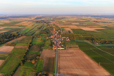 Vue aérienne de Vue du village depuis l'ouest à Hergersweiler dans le département Rhénanie-Palatinat, Allemagne
