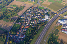 Vue aérienne de Vue du village depuis le sud-ouest sur l'A8 avec Nordinkraft à le quartier Darmsbach in Remchingen dans le département Bade-Wurtemberg, Allemagne