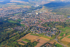 Vue aérienne de Vue d'ensemble de la ville depuis le sud-ouest à le quartier Wilferdingen in Remchingen dans le département Bade-Wurtemberg, Allemagne
