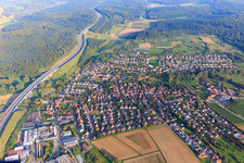 Vue aérienne de Vue d'ensemble de la ville depuis l'ouest sur l'A8 à le quartier Nöttingen in Remchingen dans le département Bade-Wurtemberg, Allemagne