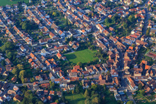 Vue aérienne de Espace vert au centre ville à le quartier Wilferdingen in Remchingen dans le département Bade-Wurtemberg, Allemagne