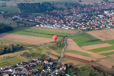 Vue aérienne de Montgolfière Sparkasse à le quartier Bauschlott in Neulingen dans le département Bade-Wurtemberg, Allemagne