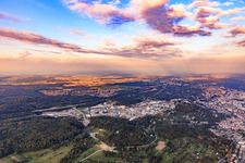 Vue aérienne de Vue de la ville le soir depuis l'ouest avec la zone commerciale Karlsruher Straße (B10) à le quartier Brötzingen in Pforzheim dans le département Bade-Wurtemberg, Allemagne