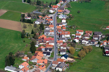 Vue oblique de Vue des rues et des maisons des quartiers résidentiels à le quartier Affolterbach in Wald-Michelbach dans le département Hesse, Allemagne