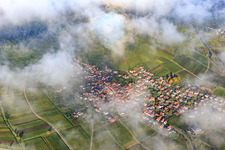 Vue aérienne de Vue du village viticole sous les nuages depuis le sud-est à Birkweiler dans le département Rhénanie-Palatinat, Allemagne