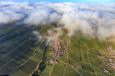 Vue aérienne de Vue du village viticole sous les nuages depuis l'est à Ranschbach dans le département Rhénanie-Palatinat, Allemagne