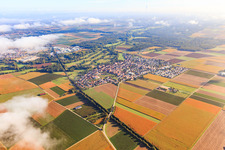 Vue aérienne de Aperçu de l'emplacement entre les nuages du sud-ouest à Steinweiler dans le département Rhénanie-Palatinat, Allemagne