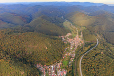 Vue aérienne de Vue du Queichtal depuis l'ouest à Wilgartswiesen dans le département Rhénanie-Palatinat, Allemagne