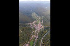 Vue aérienne de Champs agricoles et surfaces utilisables à Wilgartswiesen dans le département Rhénanie-Palatinat, Allemagne