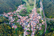 Vue aérienne de Queichtal étroit entre la B10 et la voie ferrée à Wilgartswiesen dans le département Rhénanie-Palatinat, Allemagne