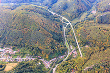 Vue aérienne de Tracé de la B10 du tunnel de Kostenfels à la sortie B48 à Rinnthal dans le département Rhénanie-Palatinat, Allemagne
