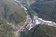Photographie aérienne de Les locaux de l'usine de carton Buchmann GmbH à le quartier Sarnstall in Annweiler am Trifels dans le département Rhénanie-Palatinat, Allemagne