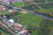 Vue aérienne de Statue de la Liberté sur la B10 à Albersweiler dans le département Rhénanie-Palatinat, Allemagne