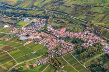 Vue aérienne de Vue de la vallée de Queichtal de ce côté de la B10 depuis le nord-ouest à Siebeldingen dans le département Rhénanie-Palatinat, Allemagne
