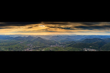 Vue aérienne de Panorama du Haardtrand et de la forêt du Palatinat le soir depuis l'est, de Ranschbach à Frankweiler à Albersweiler dans le département Rhénanie-Palatinat, Allemagne