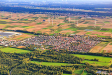 Vue aérienne de Vue de la ville avec parc éolien depuis le nord à le quartier Offenbach in Offenbach an der Queich dans le département Rhénanie-Palatinat, Allemagne