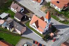 Vue des rues et des maisons des quartiers résidentiels à le quartier Affolterbach in Wald-Michelbach dans le département Hesse, Allemagne d'en haut