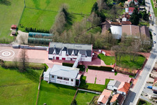 Vue des rues et des maisons des quartiers résidentiels à le quartier Affolterbach in Wald-Michelbach dans le département Hesse, Allemagne hors des airs