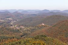 Vue aérienne de Château de Bewartstein à Erlenbach bei Dahn dans le département Rhénanie-Palatinat, Allemagne