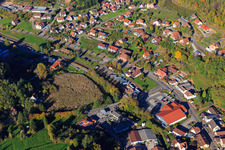 Vue aérienne de Netto Marken-Discount et gare routière à Bundenthal dans le département Rhénanie-Palatinat, Allemagne